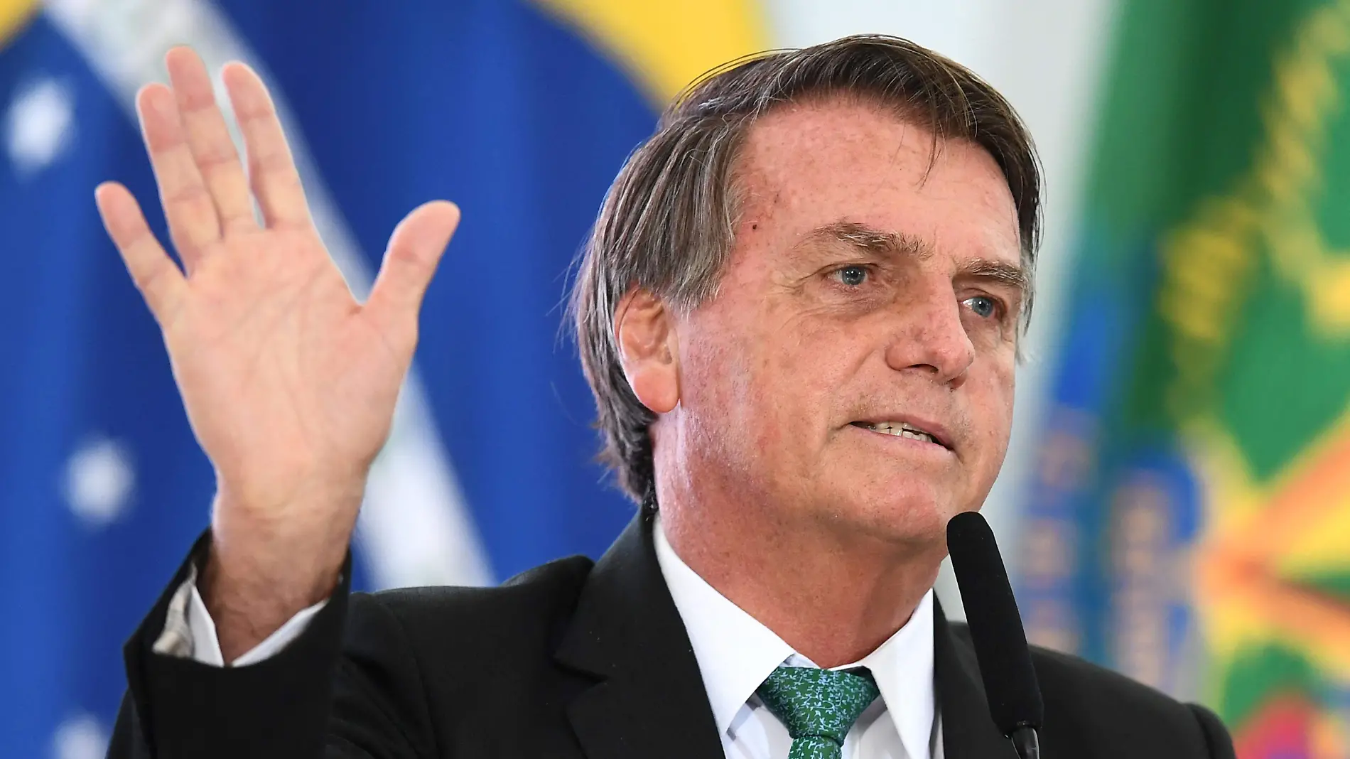 Hospitalizan a Bolsonaro